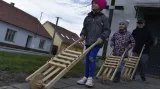 Průvod velikonočních hrkačů v Dolních Věstonicích
