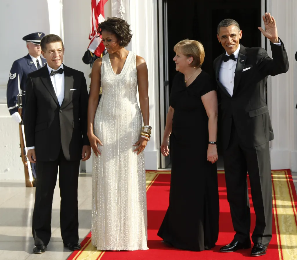 Tehdejší americký prezident Barack Obama se svojí ženou Michelle Obamovou vítají kancléřku Merkelovou a jejího manžela Joachima Sauera v severním sloupoví Bílého domu během příjezdu na státní večeři ve Washingtonu 7. června 2011