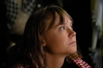 Aktivistka Thunbergová tvrdí, že byla v izraelské věznici mučena