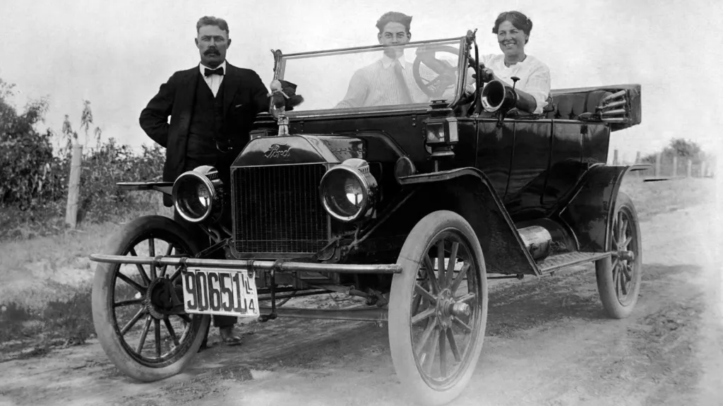 Nejslavnější automobil všech dob - vůz Ford model T a jeho posádka v roce 1914
