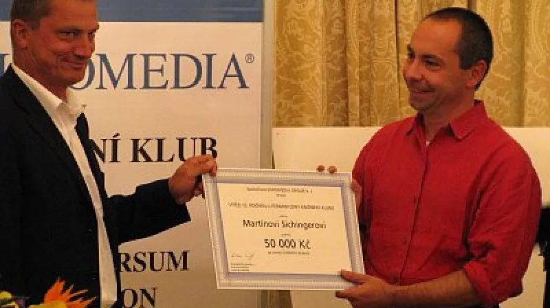 Martin Sichinger (vpravo) přebírá Cenu Knižního klubu