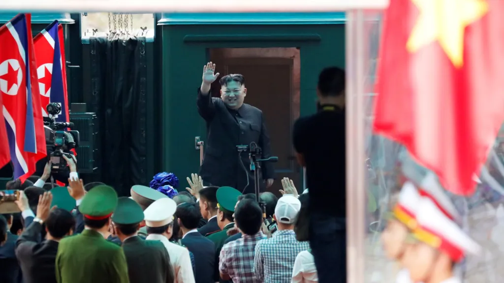 Severokorejský vůdce Kim Čong-un se loučí před odjezdem z Vietnamu do KLDR