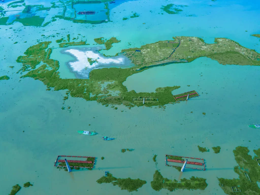 Cihláři z bangladéšského Savaru zachraňují během záplav nevypálené cihly, které by se ve vodě rychle rozpadly