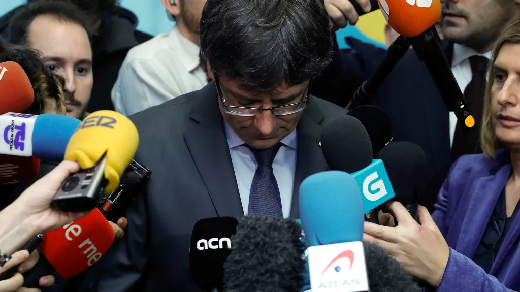 Carles Puigdemont hovoří s novináři v Bruselu