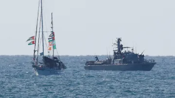 Izraelské vojenské plavidlo eskortuje loď z flotily propalestinských aktivistů do přístavu Ašdod (2. října 2025)