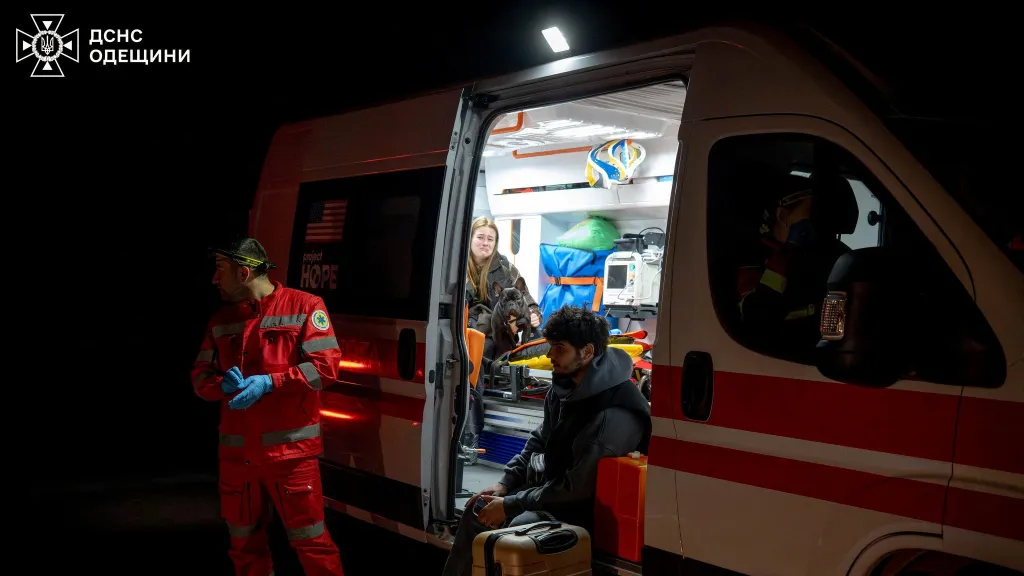 Lidé v péči zdravotníků po ruských úderech na Oděsu, 27. dubna 2026