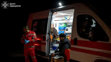 Lidé v péči zdravotníků po ruských úderech na Oděsu, 27. dubna 2026