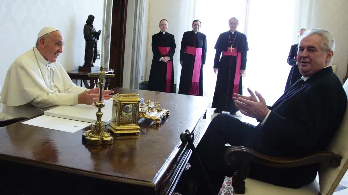 Papež František (vlevo) při setkání s českým prezidentem Milošem Zemanem (vpravo)