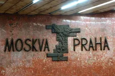 Plastiku Moskva–Praha ve stanici metra doplní tabulka, rozhodli radní