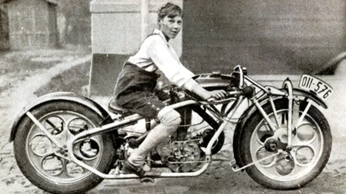 Dvanáctiletý Albin Richard Liebisch (syn majitele továrny) na touring modelu motocyklu Čechie v roce 1927