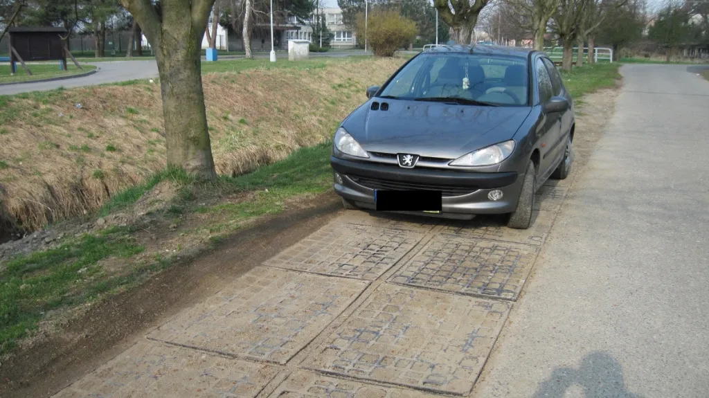 Parkovací plochy při březích řeky v Babicích