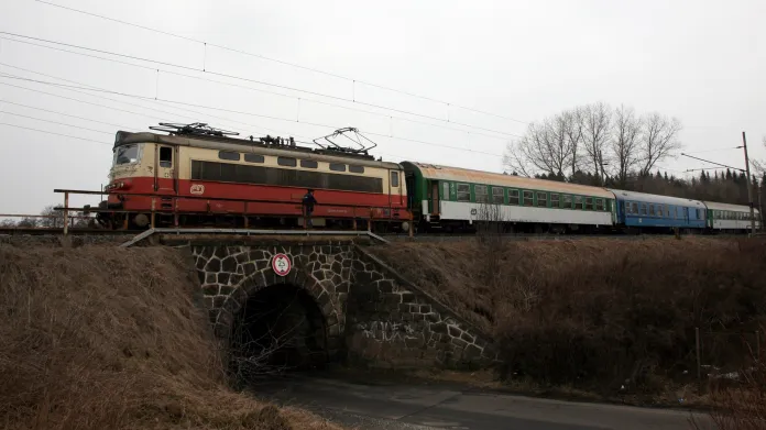 Osobní vlak u Karlových Varů v roce 2010