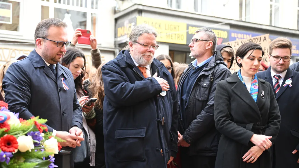 Zleva ministr práce a sociálních věcí Marian Jurečka (KDU-ČSL), europoslanec Alexandr Vondra (ODS) a předsedkyně Poslanecké sněmovny Markéta Pekarová Adamová (TOP 09) položili květiny u památníku 17. listopadu na Národní třídě