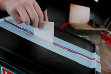 Někteří voliči v Ostravě dostali poškozené hlasovací lístky. Tisíce z nich jsou děravé