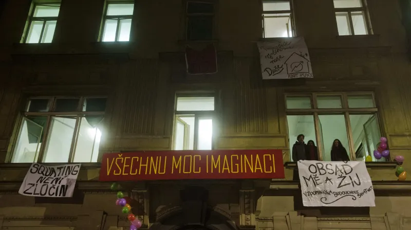 Squatteři obsadili čtyřpatrový dům v centru Prahy