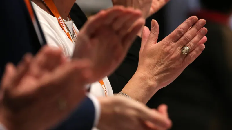 Delegáti sjezdu CDU tleskají projevu Angely Merkelové