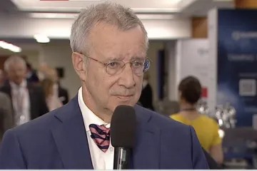 Ukrajina bojuje s rukou svázanou za zády, říká estonský exprezident Ilves