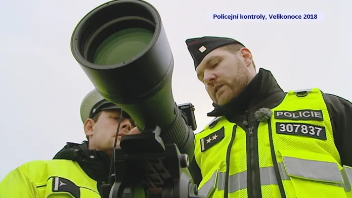 Policisté kontrolují řidiče i pomocí výkonného dalekohledu s fotoaparátem