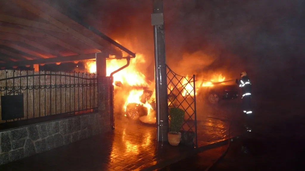 Noční požár dvou aut v Těšeticích