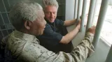 Tehdejší americký prezident Bill Clinton se dívá na jihoafrického prezidenta Nelsona Mandelu v cele číslo 5 na ostrově Robben Island, kde Mandela strávil 18 let. Clinton tehdy poznamenal, že je rád, že Mandela přežil toto období, aniž by se jeho „srdce proměnilo v kámen“.