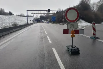 Silničáři kvůli opravě uzavřeli frekventovaný tunel v Jihlavě. Řidiče čekají objížďky a policejní kontroly