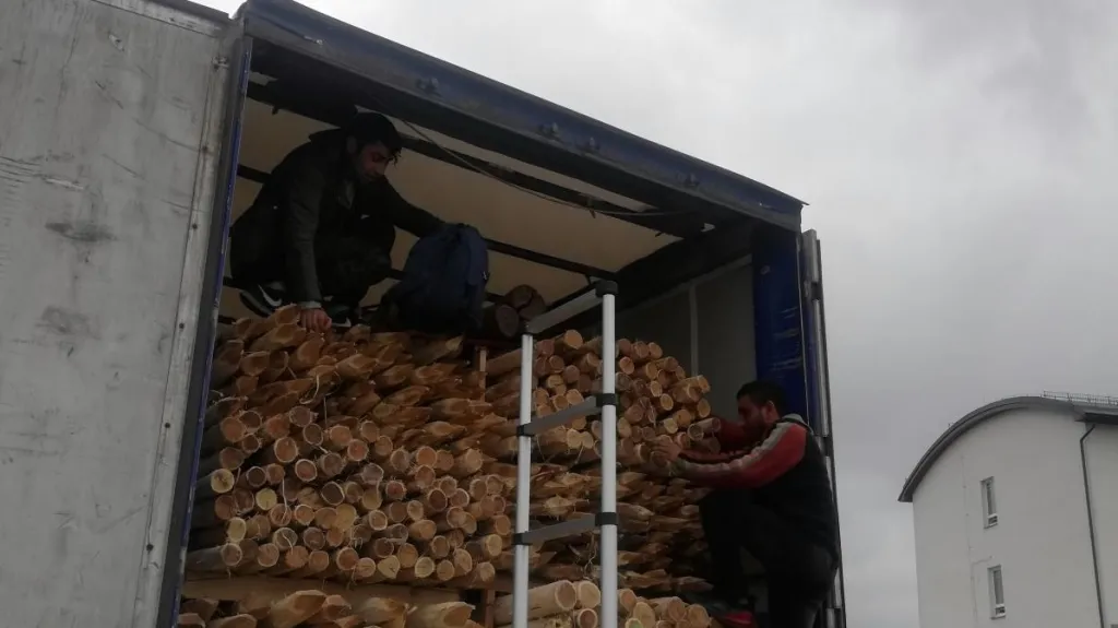 V kamionu na D1 se ukrývali tři migranti