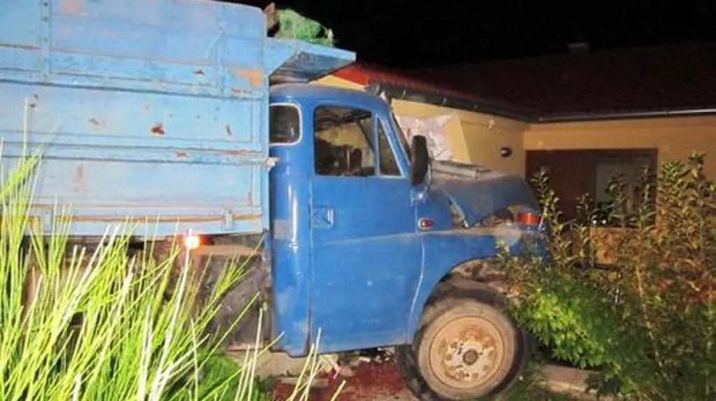 Nákladní auto havarovalo do garáže domku