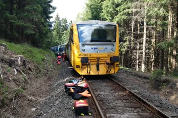 Při srážce osobních vlaků na Karlovarsku se zranily desítky osob, dva lidé zemřeli