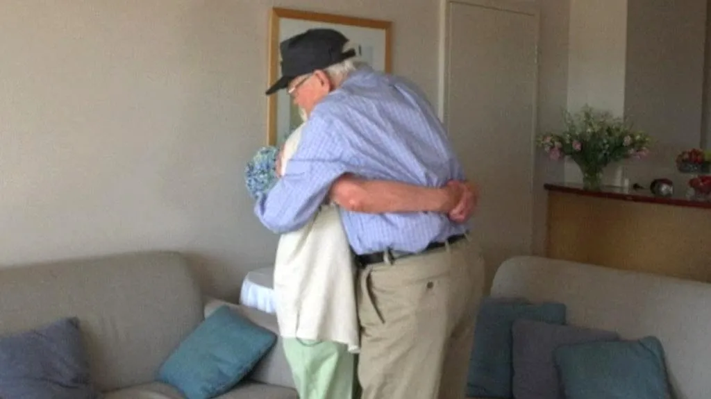 Norwood Thomas a Joyce Morrisová se objali po 70 letech