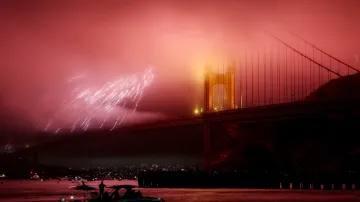 Ohňostroj v San Franciscu při příležitosti oslav 250 let nezávislosti Spojených států amerických