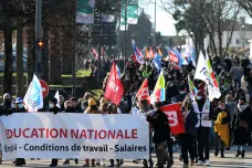 Pandemie ve světě: Ve Francii demonstrovali učitelé, ve Spojených státech nasazují do nemocnic armádu