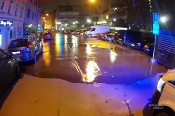 Veselou ulici v Brně zaplavila voda. Kvůli prasklému potrubí je na suchu šest domů