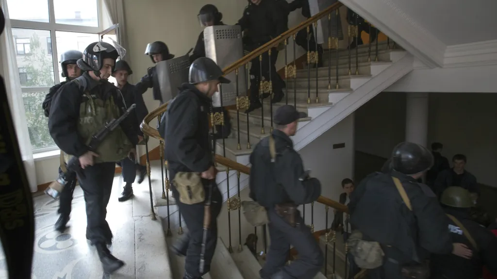 Luhanští policisté opouštějí budovu obsazenou separatisty