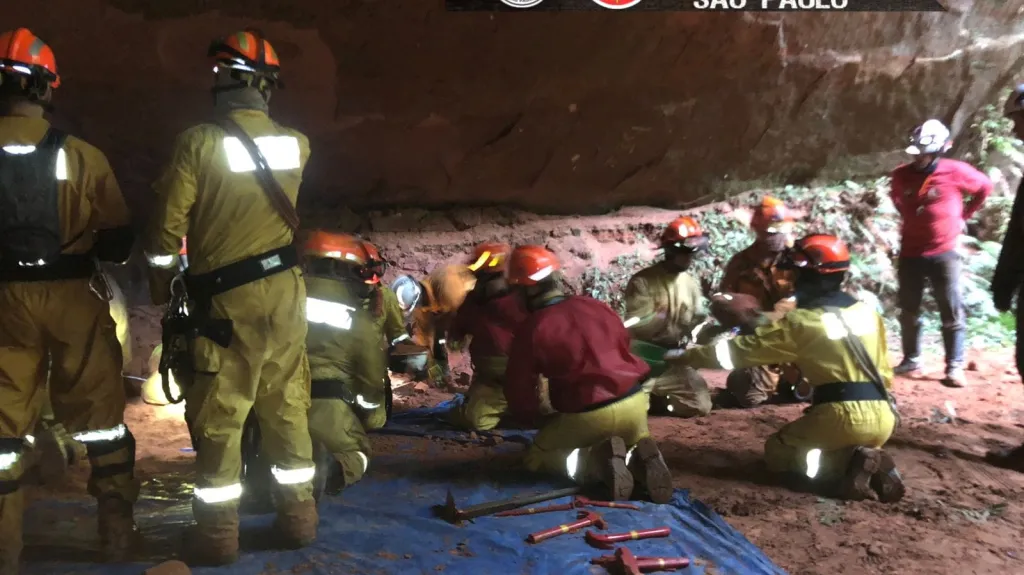 Záchranná akce po zřícení jeskyně na skupinu dobrovolných hasičů v Brazílii