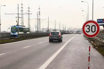 Zloději rozkradli vytížený most do Poruby, jezdí se tam třicítkou