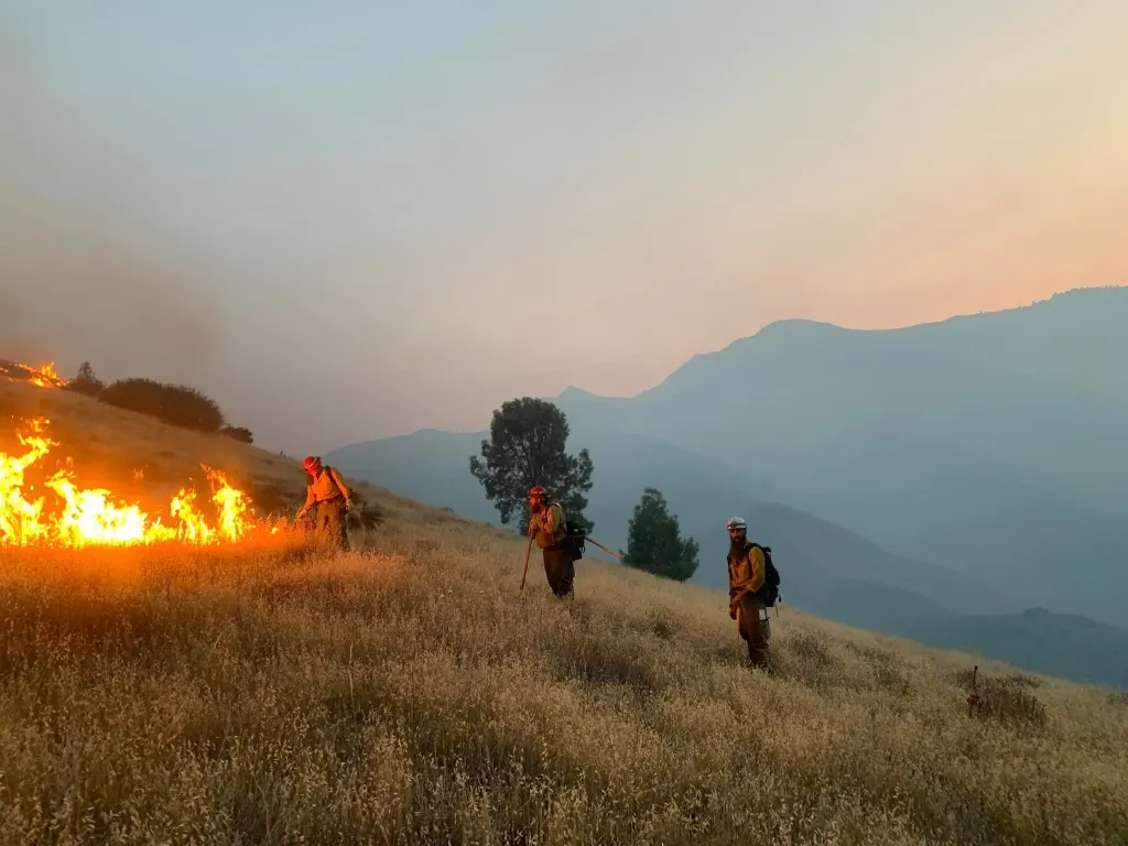 Hasiči bojují s rozsáhlými požáry v kalifornské Santa Barbaře