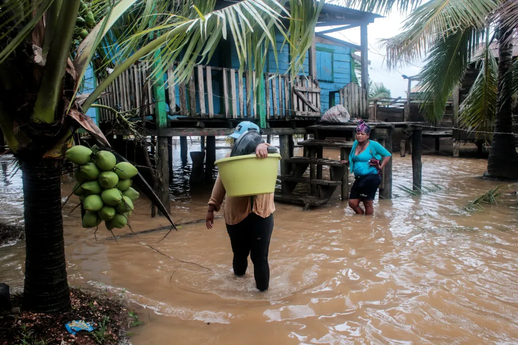 Následky hurikánu Jóta v Puerto Cabezas v Nikaragui