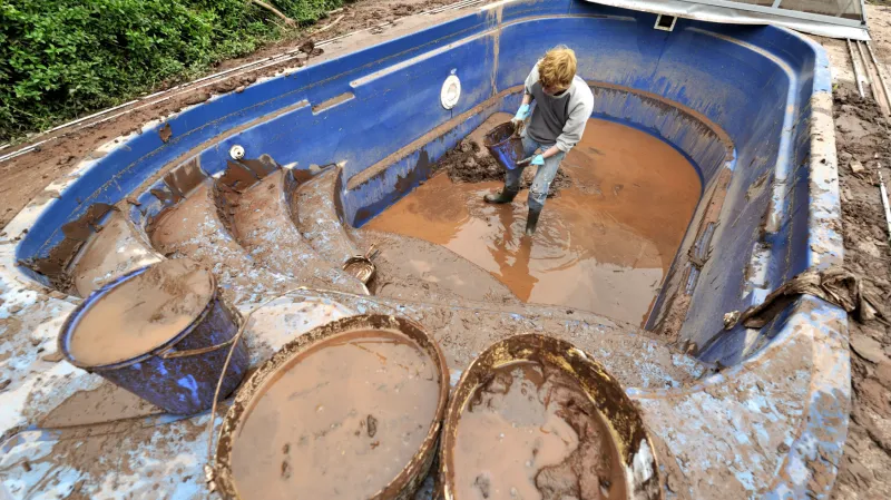 Úklid po povodni v Rudníku - Arnultovicích 6. června 2013
