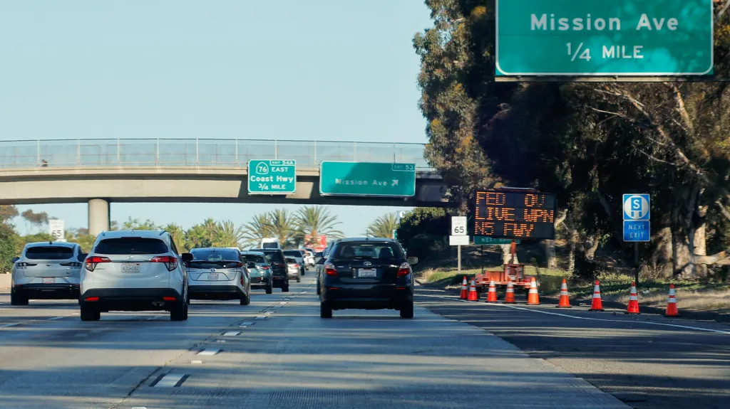 Dopravní značka varuje řidiče před uzavírkami dálnice I-5 v den, kdy se americký viceprezident JD Vance zúčastnil oslav 250. výročí Námořní pěchoty Spojených států v Camp Pendletonu, 18. 10. 2025