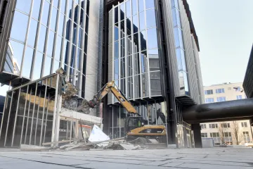 Přípravy na demolici Transgasu začaly. Do přístřešku před vchodem se už pustil bagr