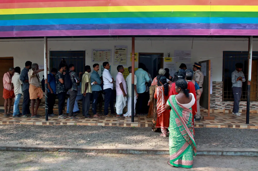 Voliči čekají ve frontě na odevzdání hlasu na jihu země