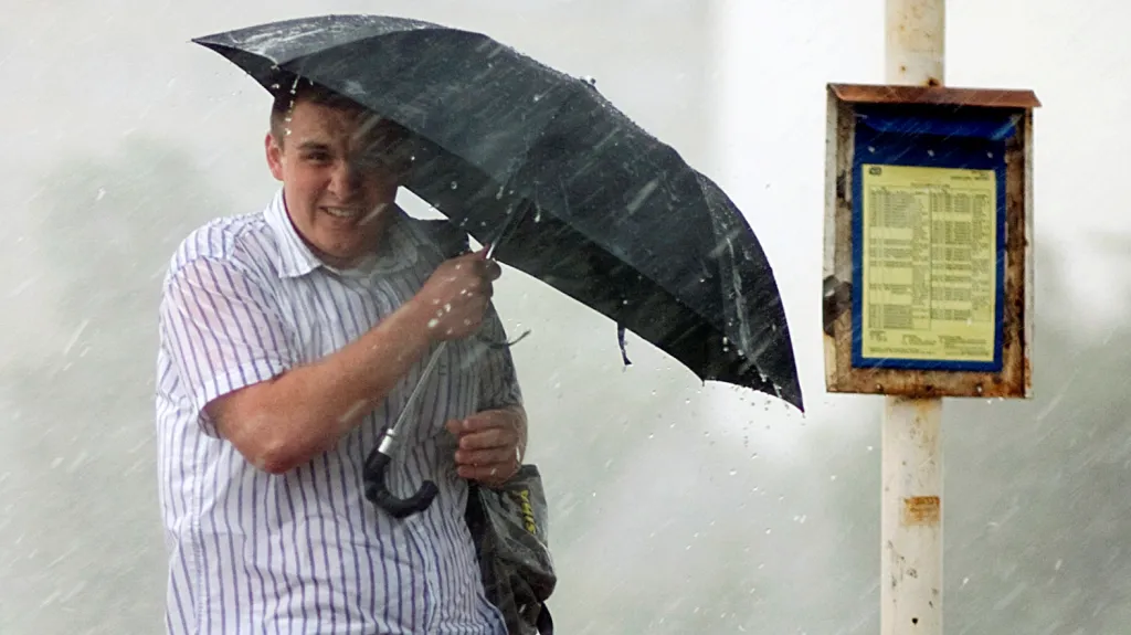 Muž zasažený bouřkou s krupobitím