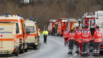 Záchranáři na místě srážky dvou vlaků v Bavorsku