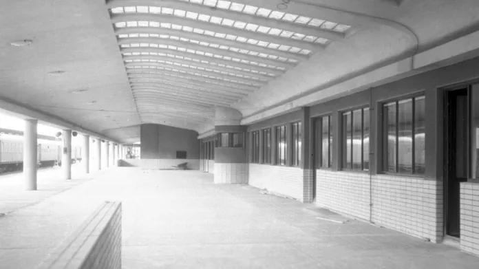 První nástupiště nového smíchovského nádraží v polovině 50. let