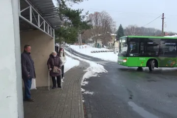 Na Teplicko přišel nový dopravce a autobusy někdy nejezdí nebo bloudí. Řidiči jsou nemocní, hájí se firma