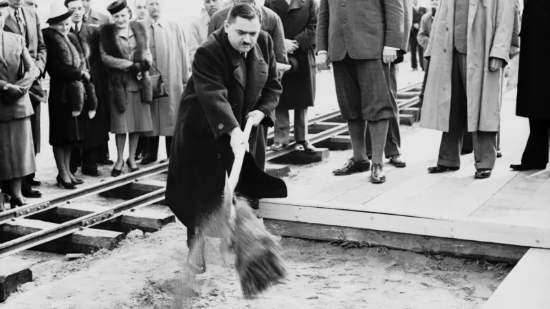 Generální ředitel stavby dálnic Václav Nosek zahájil stavbu úseku I. slavnostním výkopem.