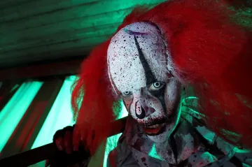 Týden obrazem: Tančící kostlivci, socha s chlapcem v náručí a jezdec formule 1 na koloběžce