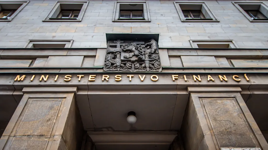 Vchod do budovy ministerstva financí v Praze