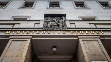 Vchod do budovy ministerstva financí v Praze