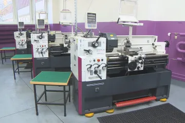 Studenti odborných škol přicházejí o praxi, někde jim nabízí i opakování ročníku